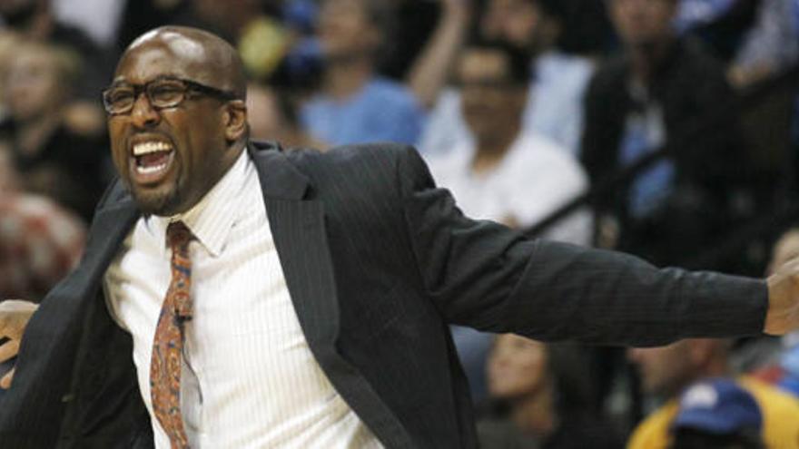 El entrenador de Los Lakers, Mike Brown.