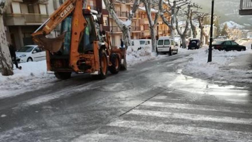 Carrers amb neu glaçada a Bagà ahir al matí