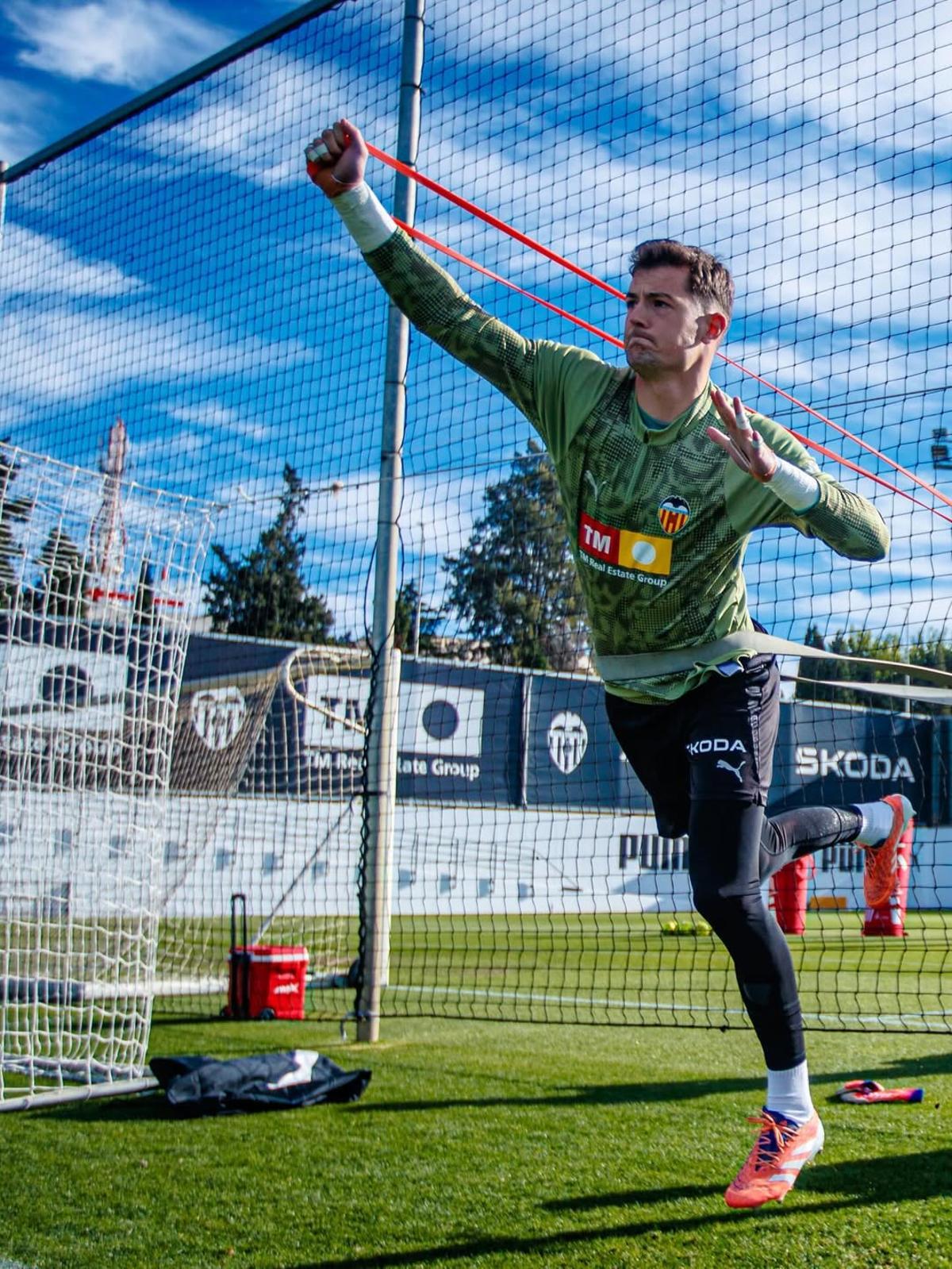 Julen Agirrezabala, portero del Valencia, en el entrenamiento del sábado en Paterna