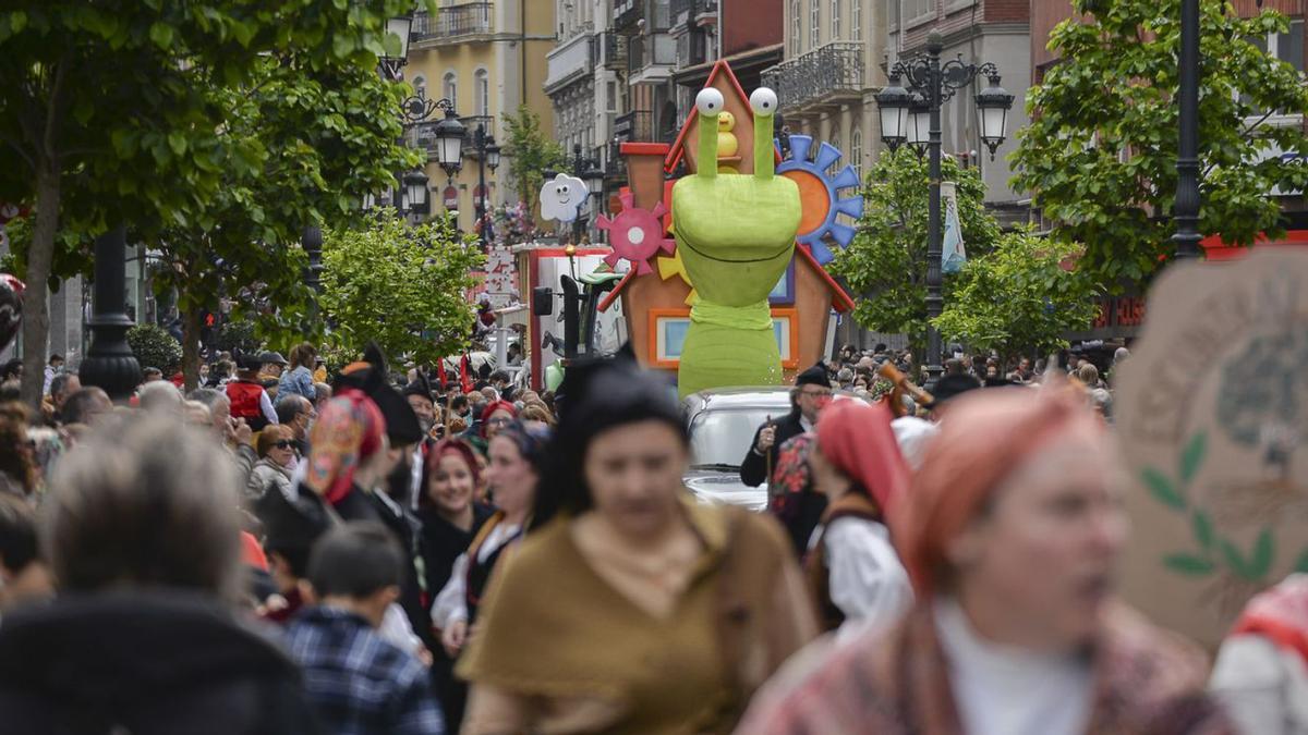 La carroza “Enol, el caracol”, ayer, a su paso por la calle de La Cámara. | María Fuentes