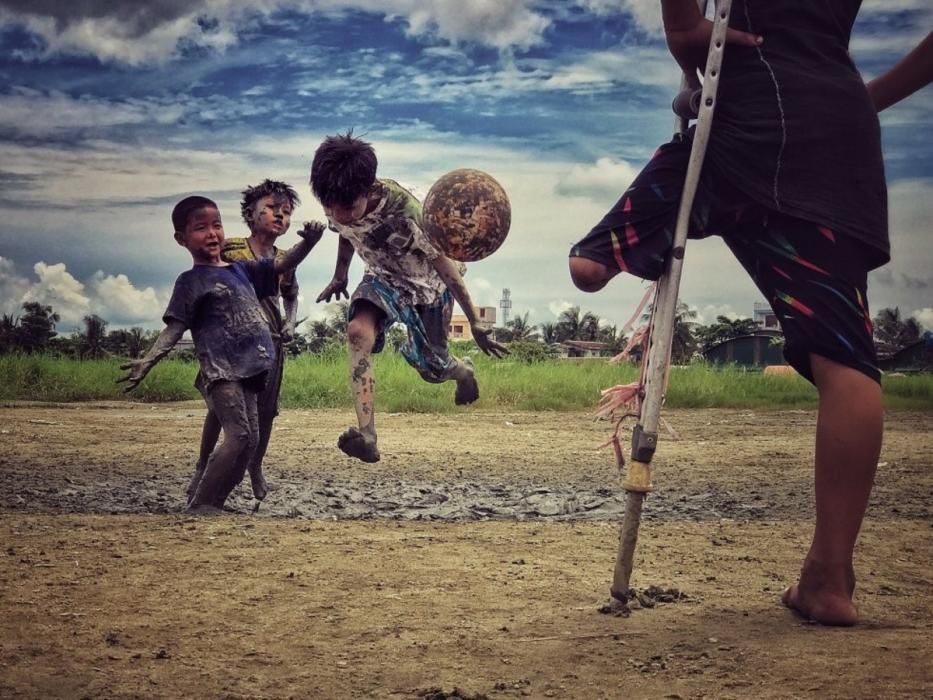 Tercer Puesto, Fotógrafo del Año. Un niño que perdió su pierna juega al fútbol con sus amigos en Yangon (Myannmar).