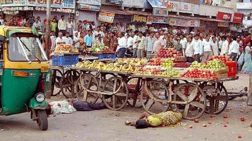 Dos personas yacen heridas en el suelo de una calle de la ciudad india de Ahmedabad.Al menos 38 personas han muerto y un centenar han resultado heridas en una serie de explosiones registradas en la ciudad de Ahmenabad, capital del estado occidental indio de Gujarat, informó una fuente policial citada por la agencia PTI.Las explosiones, que la Policía cifró en 16, se sucedieron durante una hora en distintos puntos de la ciudad, entre ellos las proximidades de dos hospitales y un teatro, un cine, dos mercados y un autobús.