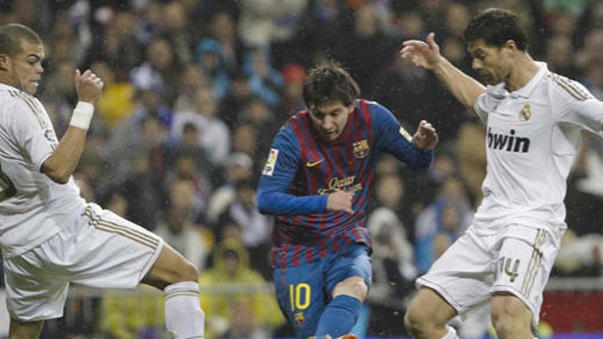 Messi, Pepe y Alonso, en un anterior Clásico.