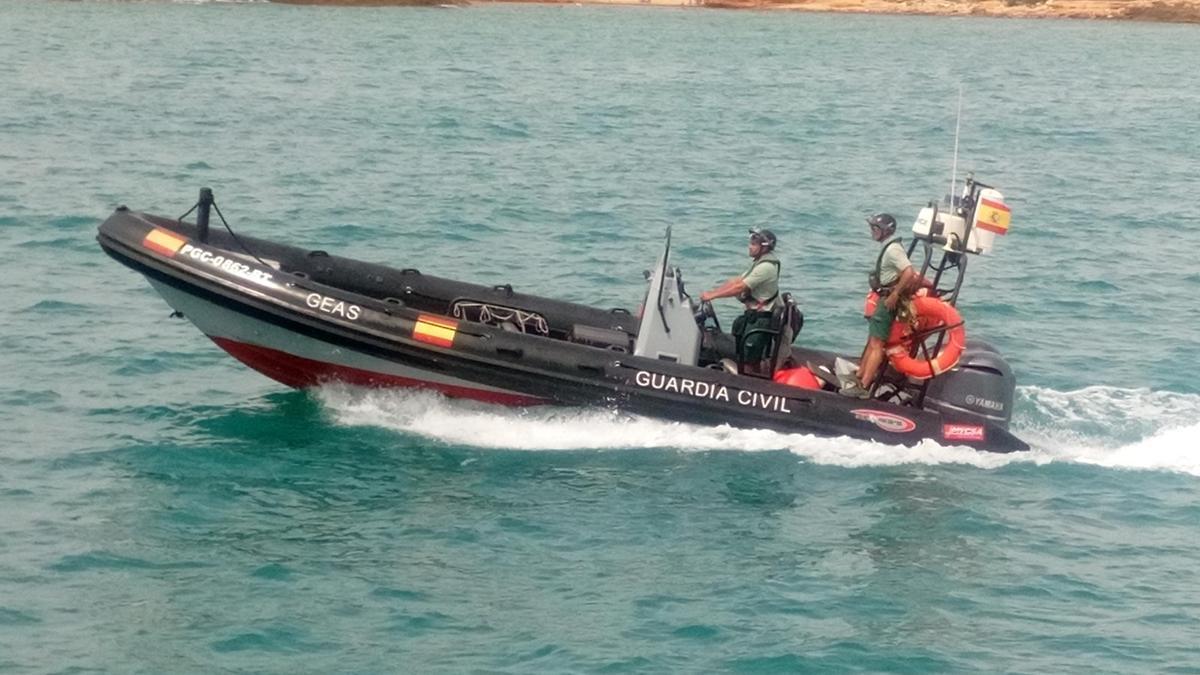 La lancha del GEAS de la Guardia Civil buscando más cuerpos en el litoral sur de Alicante.