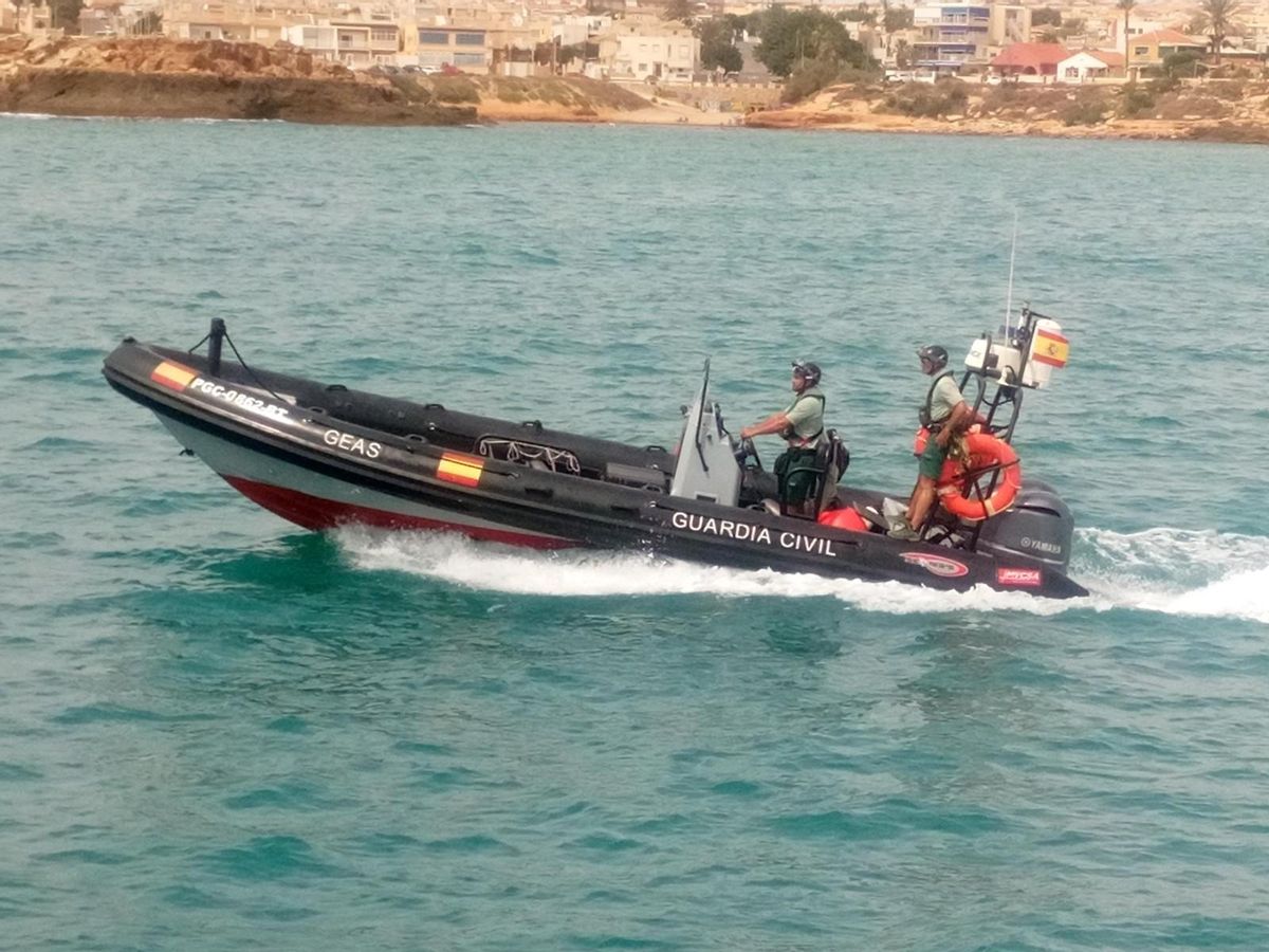 La lancha del GEAS de la Guardia Civil buscando más cuerpos en el litoral sur de Alicante.