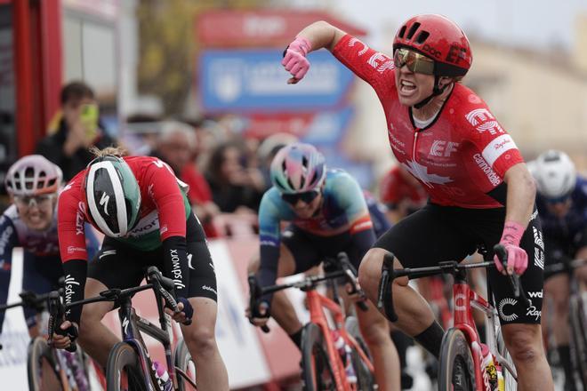 Alison Jackson celebra la victoria en la segunda etapa de la Vuelta.