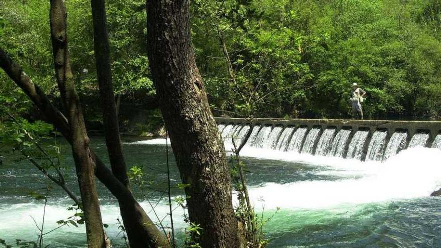 Un pescador, en el río Eume a su paso por As Fragas. juan varela