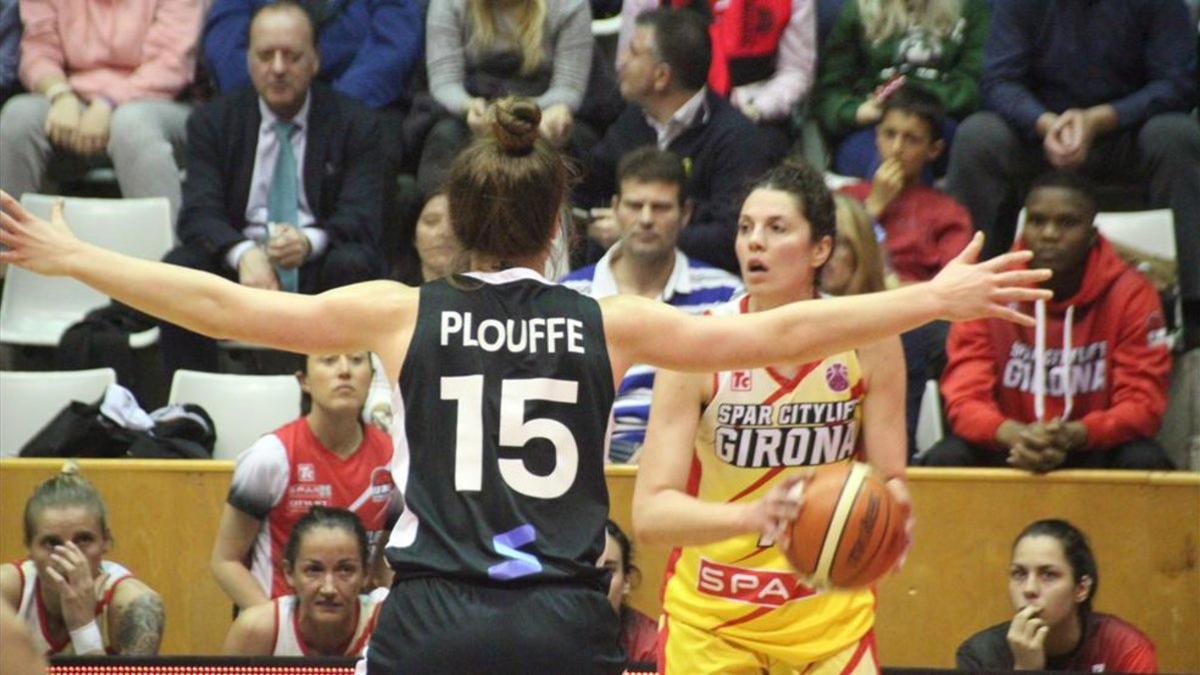 Michelle Plouffe trata de impedir el saque de banda a Beatriz Sánchez