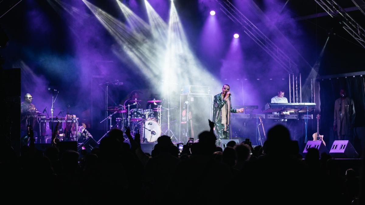 Youssou N'Dour, uno de los artistas africanos más conocidos del mundo, en el Port Adriano Music Festival.