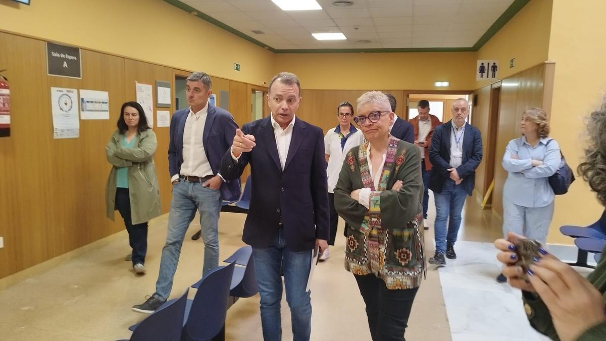 La consejera de Salud, Conchita Saavedr, en el Centro de Salud de Llanes, junto al gerente del área sanitaria VI, Fernando Mancheño.