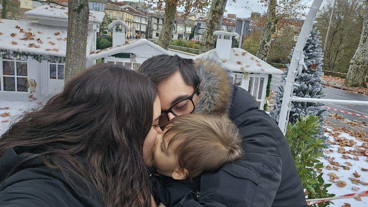 Los padres con Ian, niño que padece Hemiplejia Alternante de la Infancia y cuya abuela, Carmen, protagoniza un video