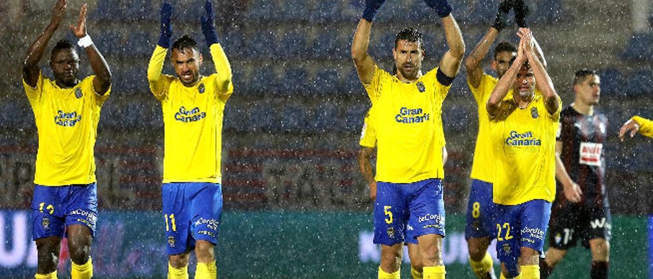 Wakaso, Momo, David García, Willian José y Tana celebran con la afición el triunfo en Ipurua.