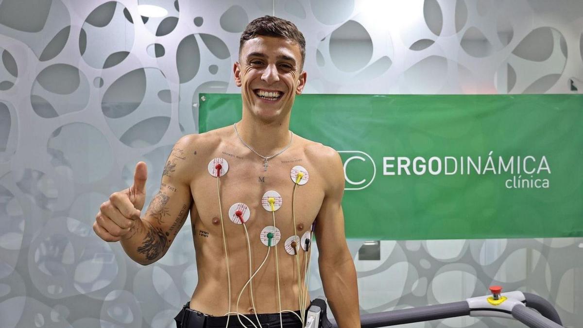 El Córdoba anunció ayer a Juan María, su quinto fichaje de cara la próxima temporada.