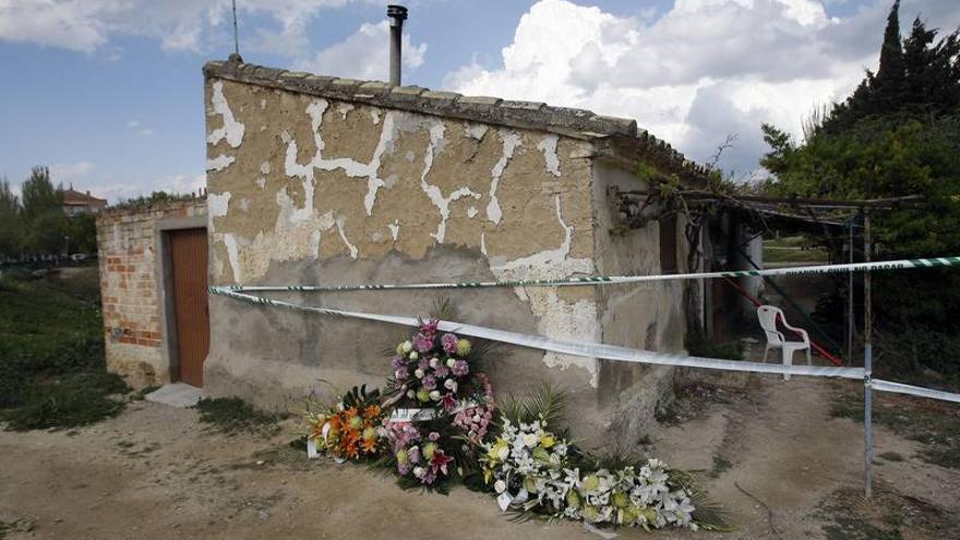 Varias coronas de flores recuerdan al atrincherado fallecido en su caseta