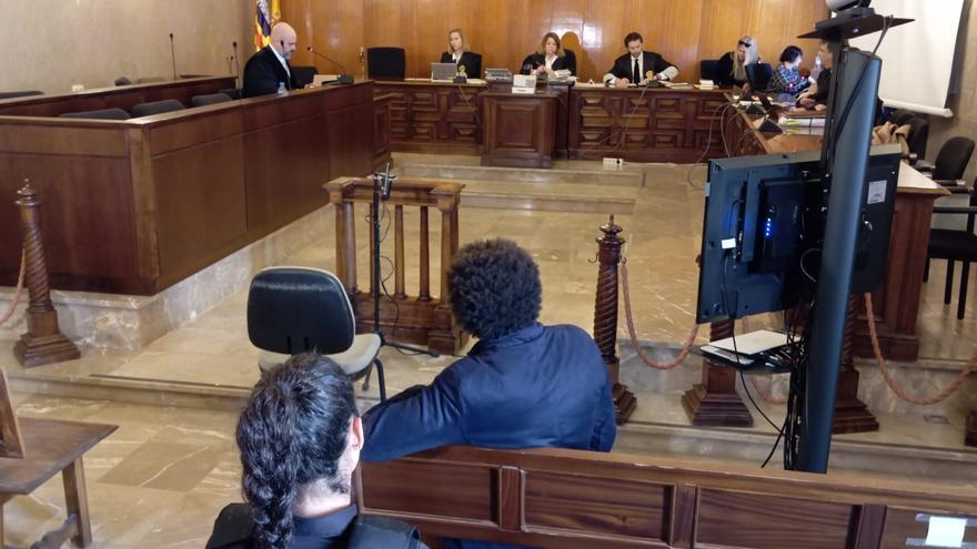 Juicio por intentar matar a un médico en Palma: &quot;Saltó sobre mi espalda y noté que me clavaba algo en el cuello&quot;