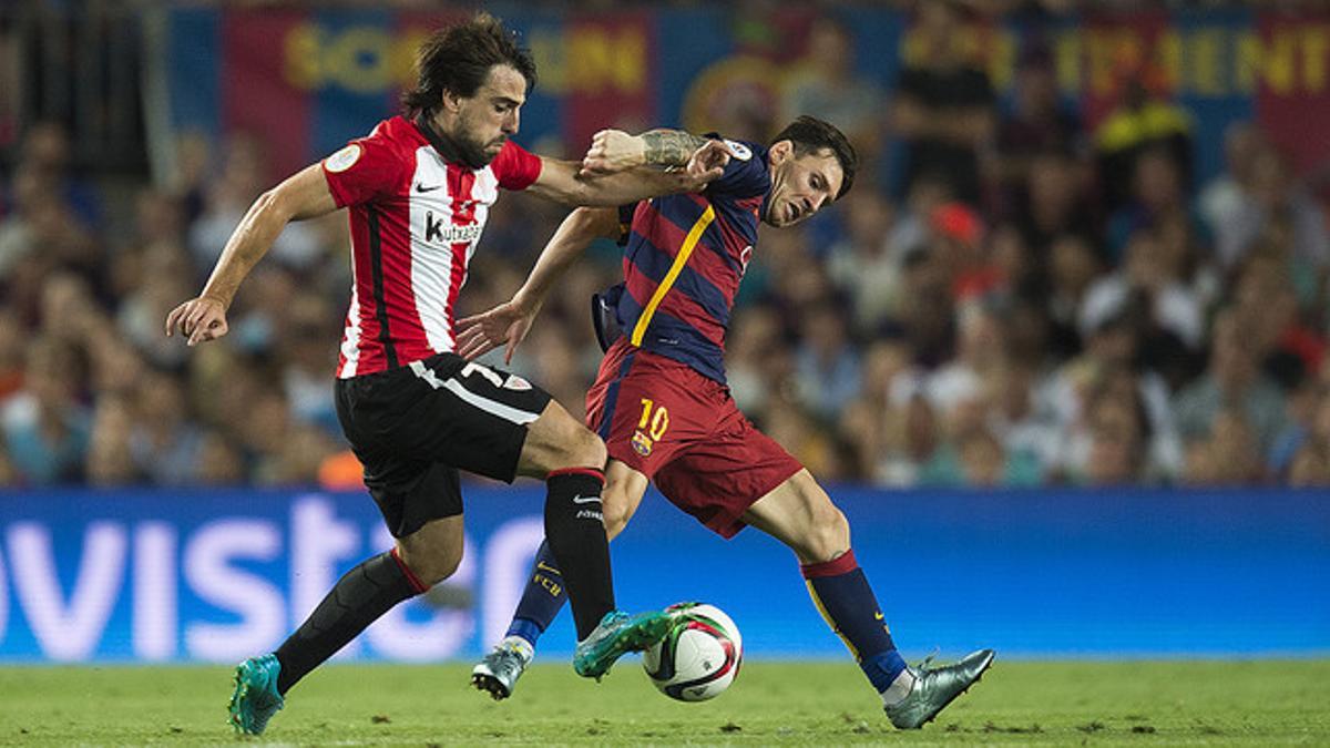 Benat impide el avance de Messi durante el partido de vuelta de la Supercopa de España en el Camp Nou