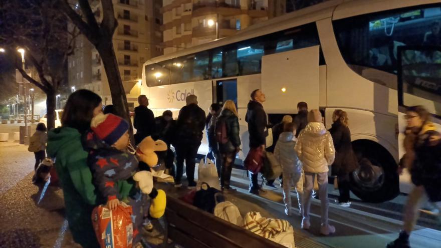 Un grup de voluntaris de Sant Narcís porta 30 refugiats ucraïnesos de Cracòvia a Girona en autobús