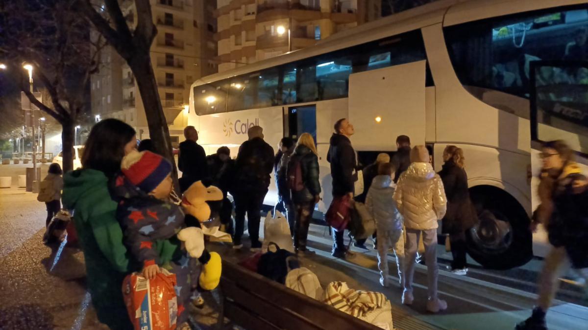 Diversos infants i mares refugiades d&#039;Ucraïna baixen d&#039;un autobús que els ha portat de Cracòvia a Girona
