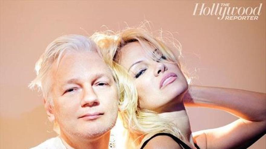 Pamela Anderson «habla de la Biblia» con Assange
