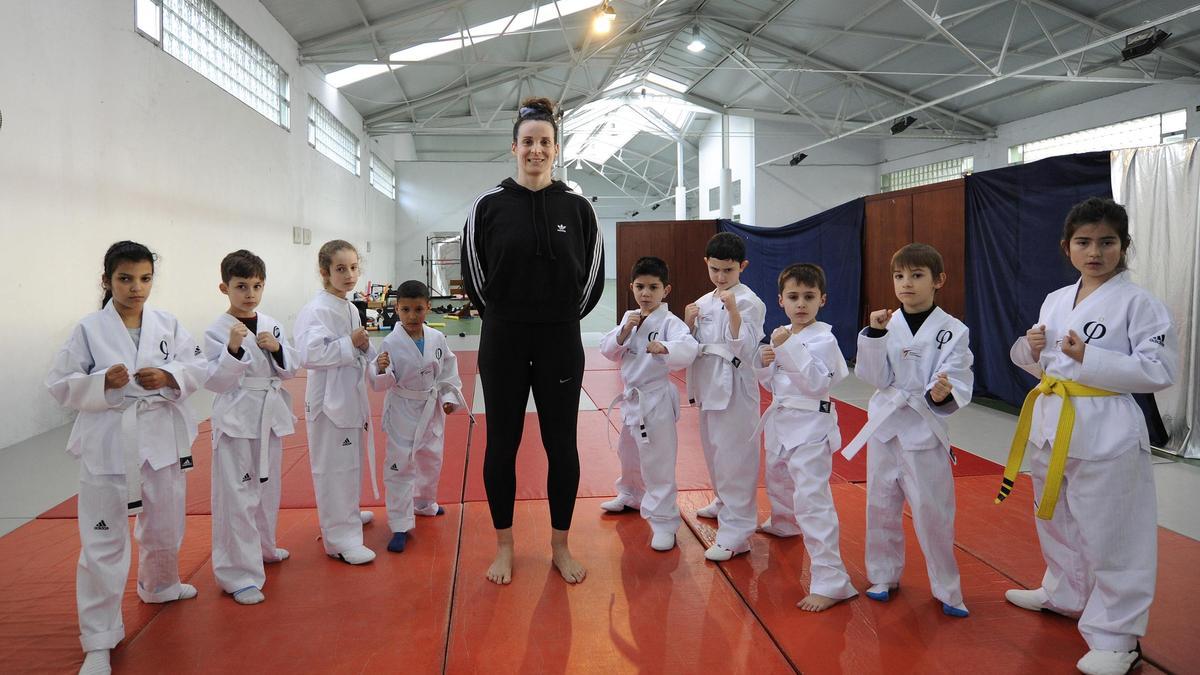 Lúa Piñeiro, con sus alumnos en la clase de ayer.