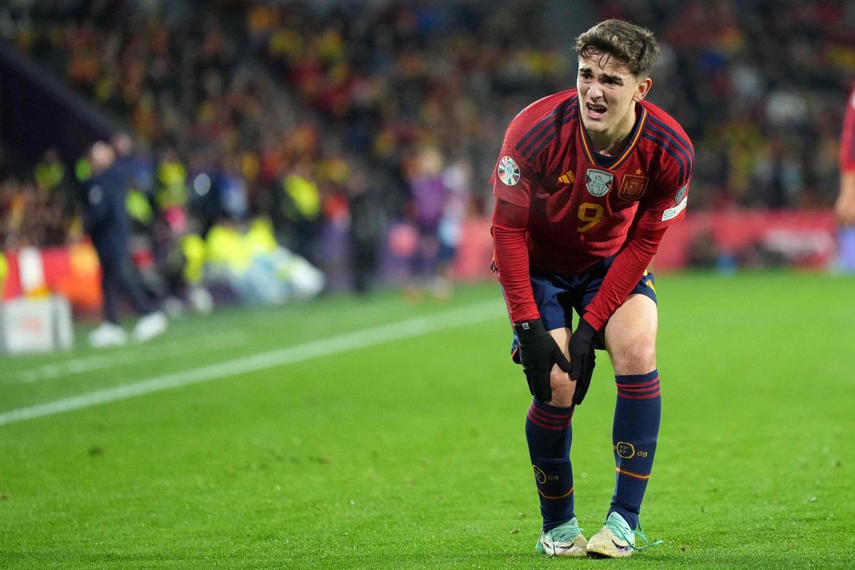 Pablo Gavi, tras sufrir una lesión de rodilla en el partido España - Georgia