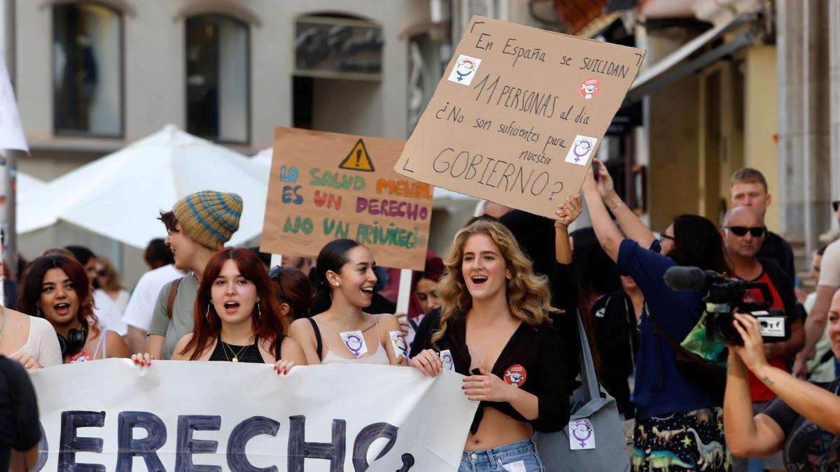 La manifestación estudiantil de Málaga por la salud mental, en imágenes