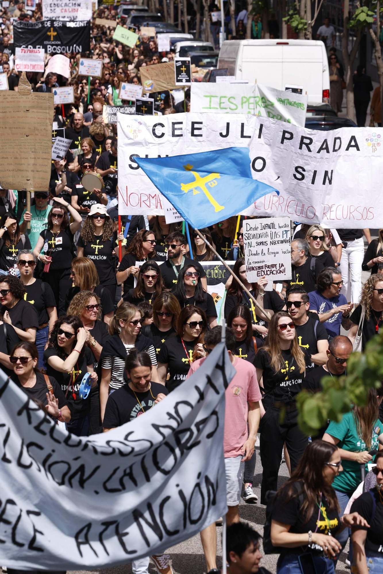 EN IMÁGENES: Cientos de profesores se manifiestan en Oviedo en la cuarta jornada de huelga