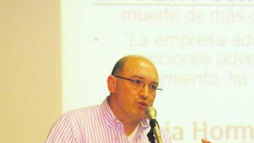 Benjamín González, ayer, durante la conferencia que pronunció en el hospital.