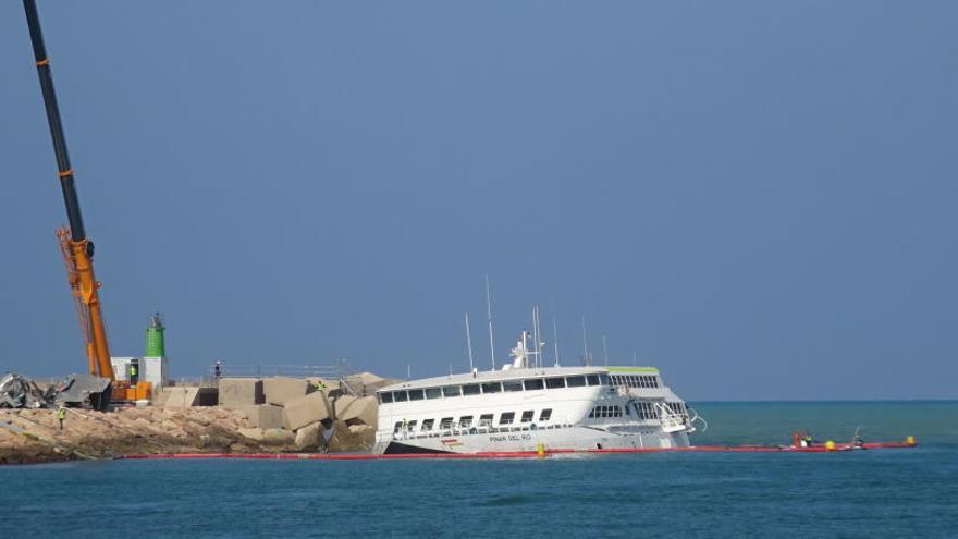 Baleària culminará en noviembre la retirada total del ferri encallado en el puerto de Dénia