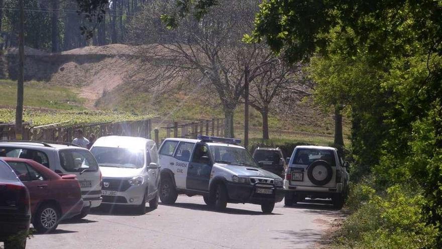 Un coche de la Guardia Civil en la entrada de la finca en la que se produjo el accidente.  // Noé Parga