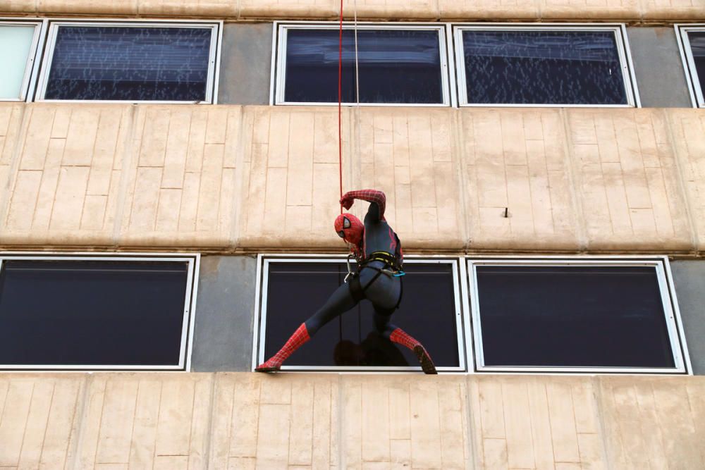 El Materno Infantil recibe la visita sorpresa de Spiderman