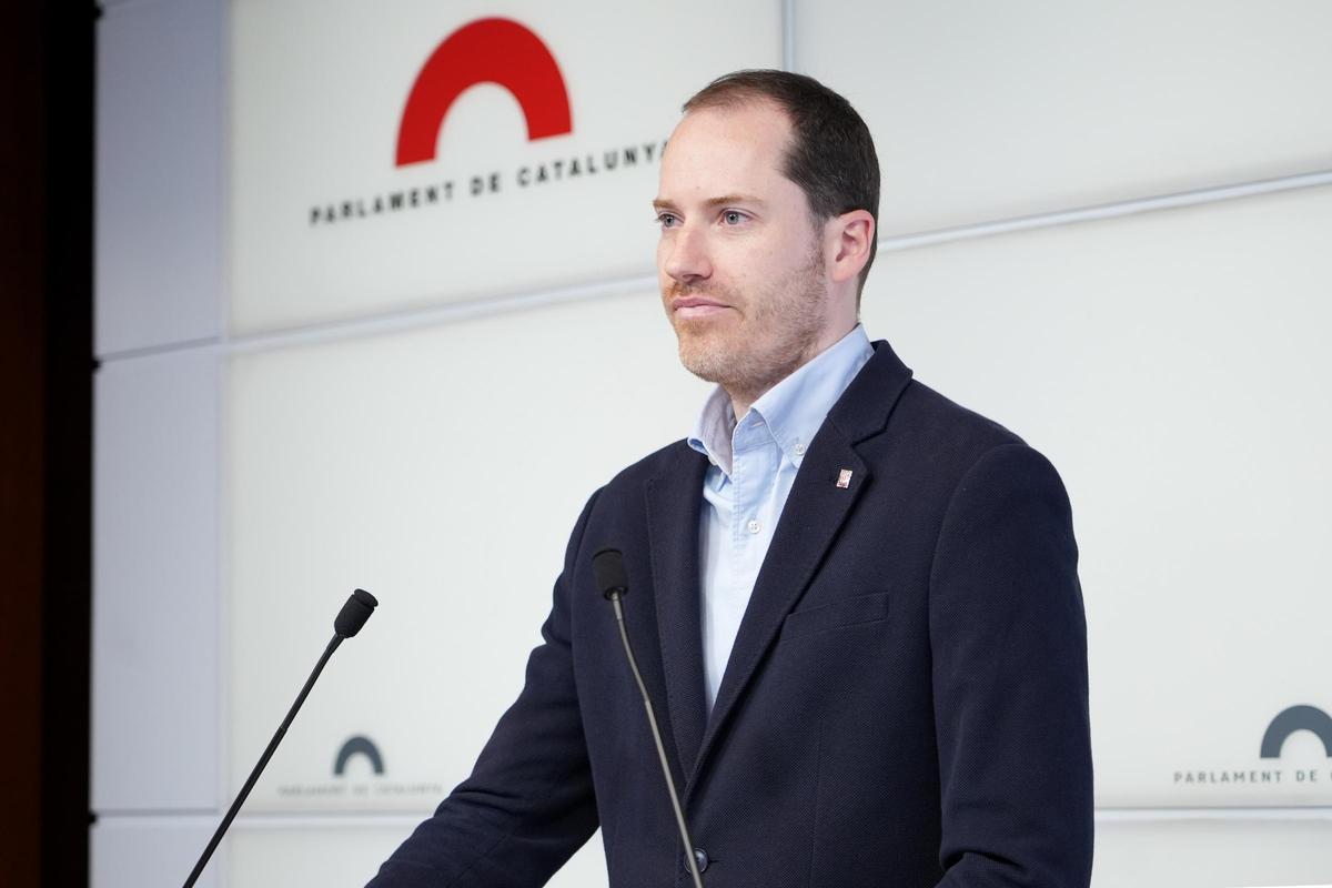 El portavoz del grupo parlamentario del PPC, Juan Fernández, en rueda de prensa.