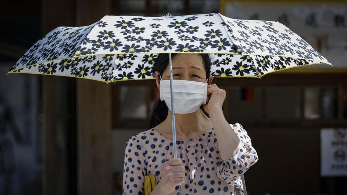 Una mujer con mascarilla en Kyoto, el pasado lunes.