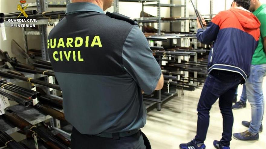 La Guardia Civil realiza una subasta de armas en el cuartel de Medina Azahara