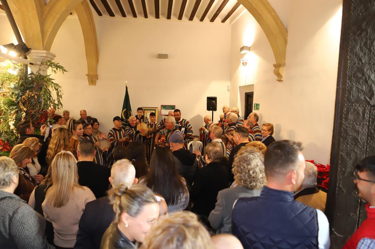 La peña &quot;La Jarapa&quot; acompañaba con sus canciones el multitudinario acto de inauguración.