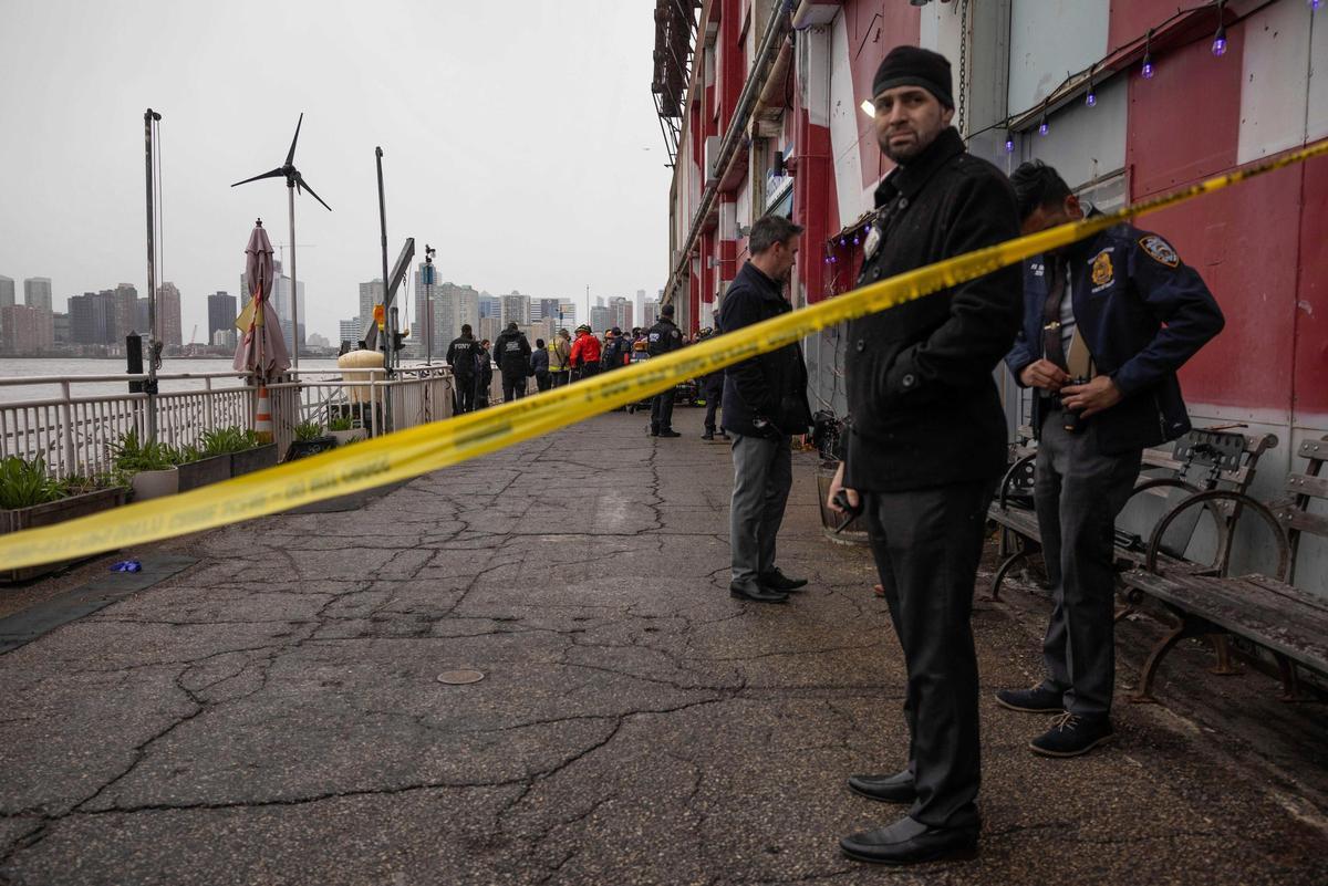 Cinco turistas catalanes y el piloto mueren al caer un helicóptero en el río Hudson de Nueva York