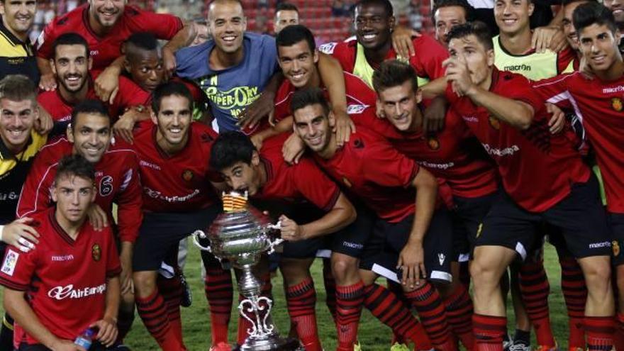 Los jugadores posan con el trofeo ganado en 2014 ante el Getafe.