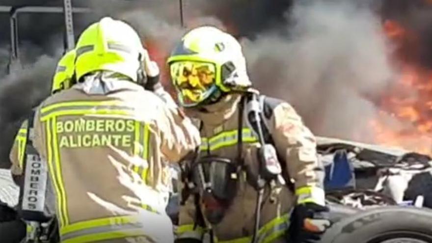 Arde una nave de la carretera de Ocaña de Alicante