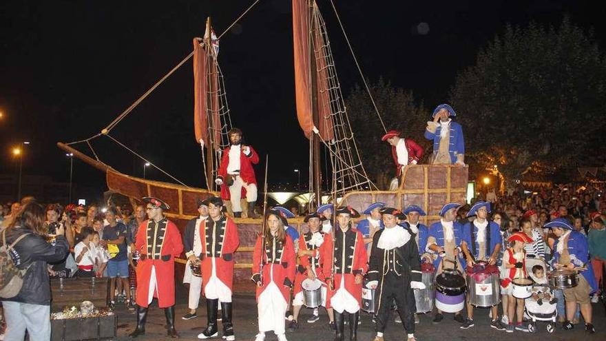 Recreación de la batalla naval que tuvo lugar el sábado por la noche en Marín. // Santos Álvarez