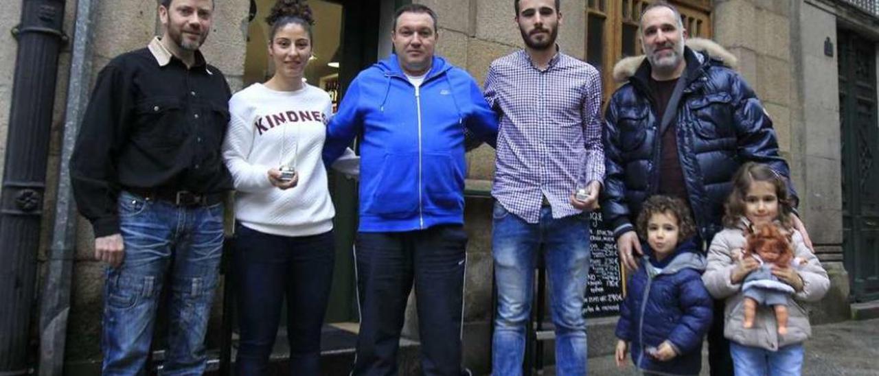 Modesto García, Mónica, Carlos Domarco, Senén y Miguel Rejo, en la entrega de trofeos. // Jesús Regal