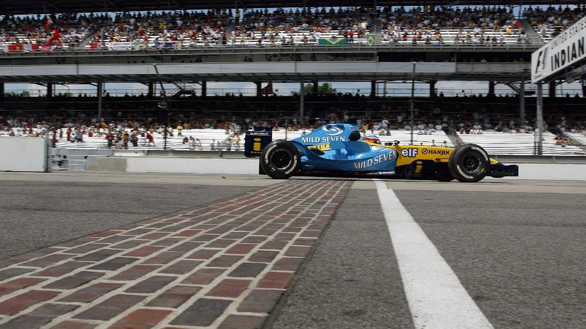 Alonso cruzando la línea de meta del circuito de Indianápolis (EEUU) al volante de su Renault (2004)