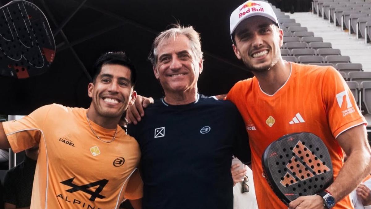 Jorge Martínez, junto a sus pupilos Fede Chingotto y Ale Galán