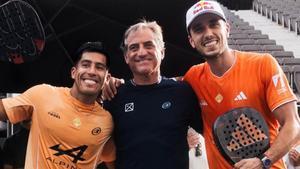 Jorge Martínez, junto a sus pupilos Fede Chingotto y Ale Galán