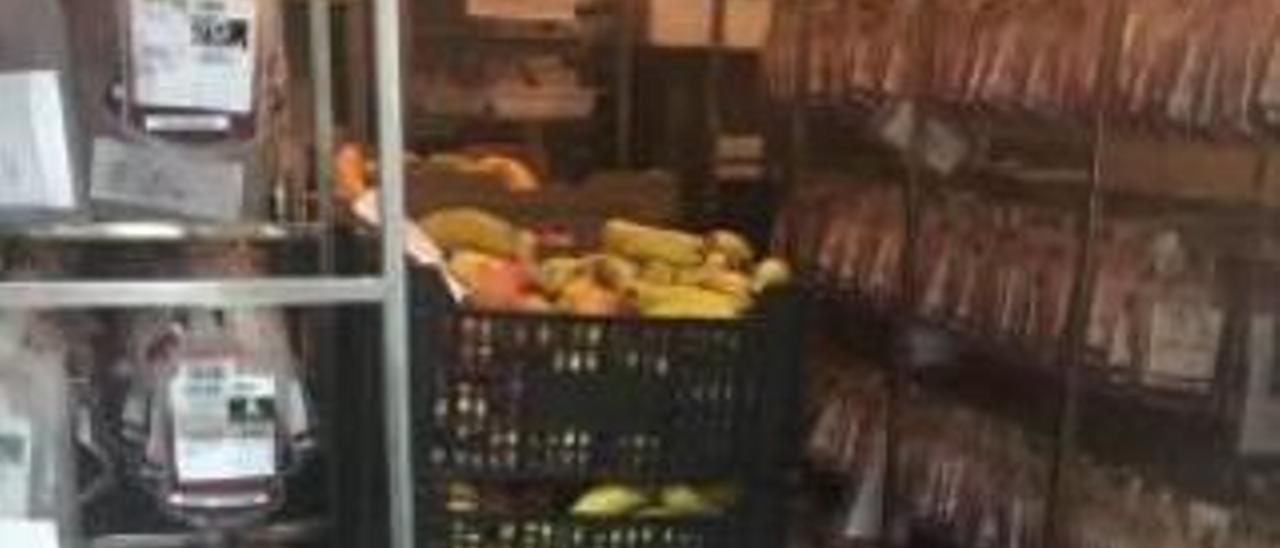 Sanidad busca a los responsables de almacenar fruta con bolsas de sangre