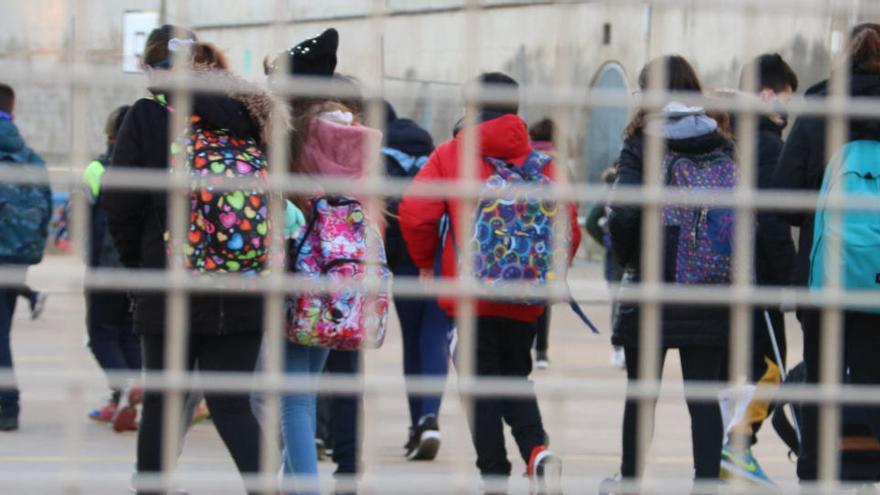 Diversos nens i nenes entrant a l&#039;escola Sant Pau de Figueres aquest 11 de gener del 2021
