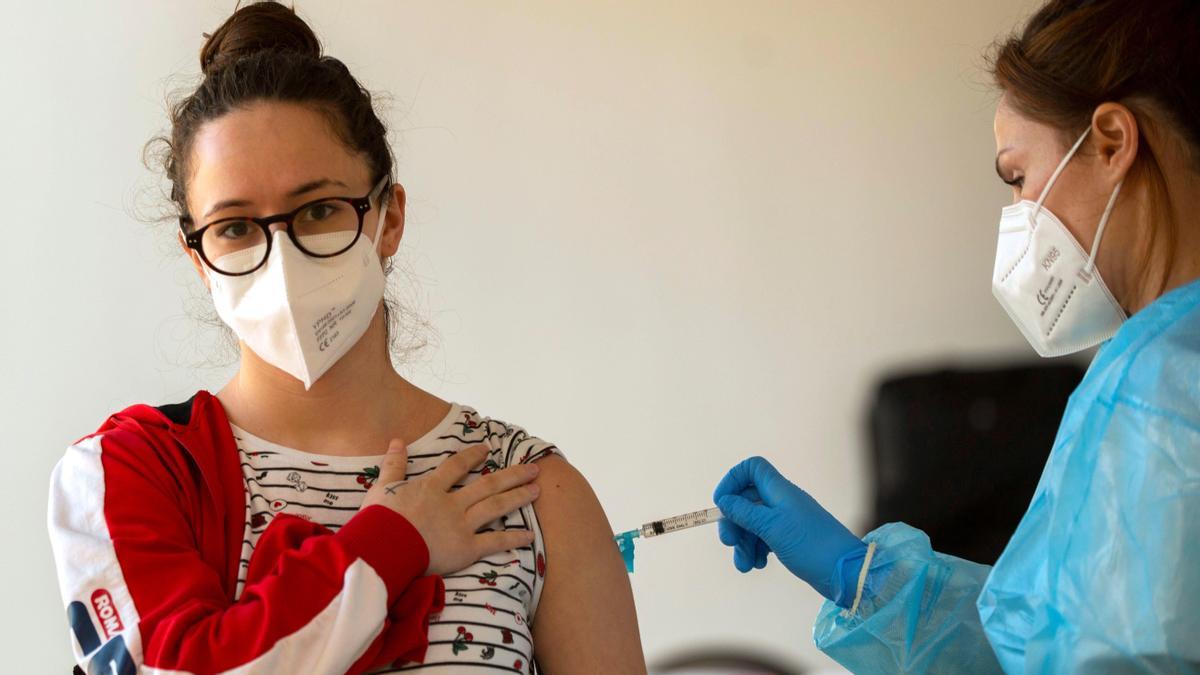 Una mujer recibe la vacuna contra el coronavirus en Palma de Mallorca.
