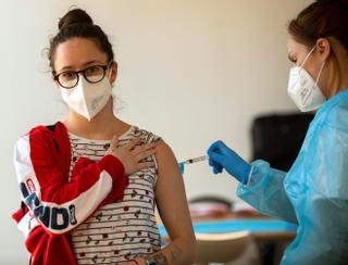 Sanidad y comunidades analizan la vacunación en vacaciones y la desescalada de la mascarilla