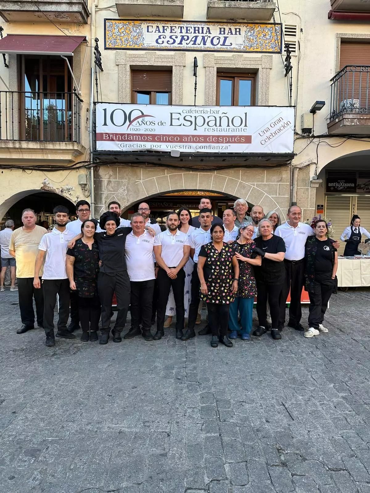 Fotogalería | La familia Valencia alarga la vida al bar Español de Plasencia