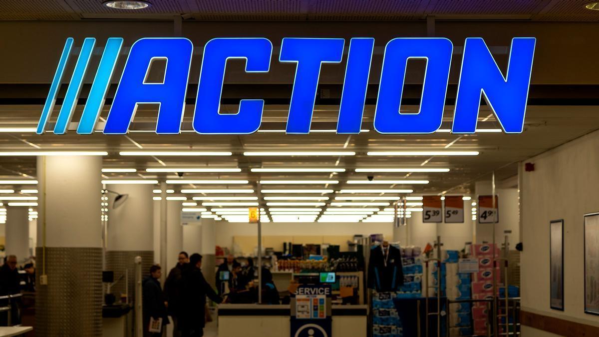 Mañana aterriza en Action la escoba todoterreno para azulejos más barata del mercado que deja el jardín y la terraza como nueva: menos de 5 euros