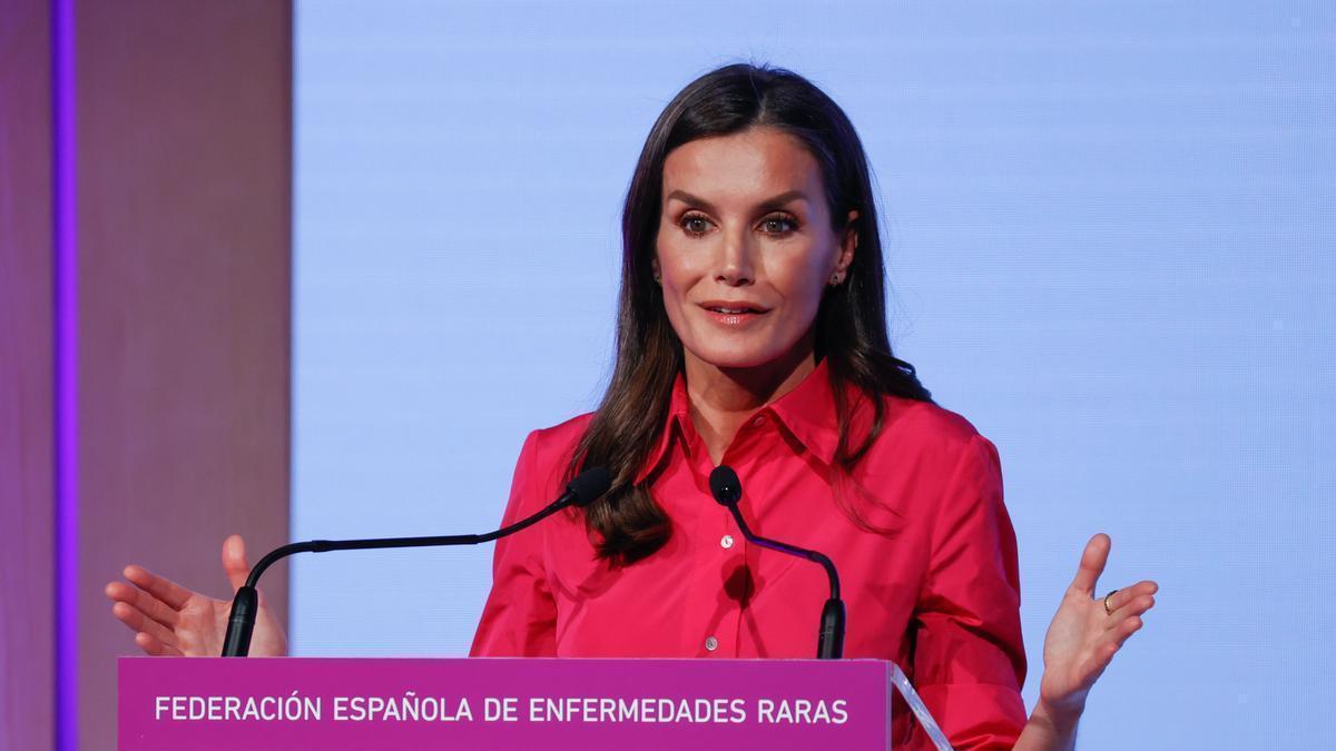 La reina Letizia, posa con los miembros de la Federación Española de Enfermedades Raras y el presidente de la Xunta de Galicia Alfonso Rueda.